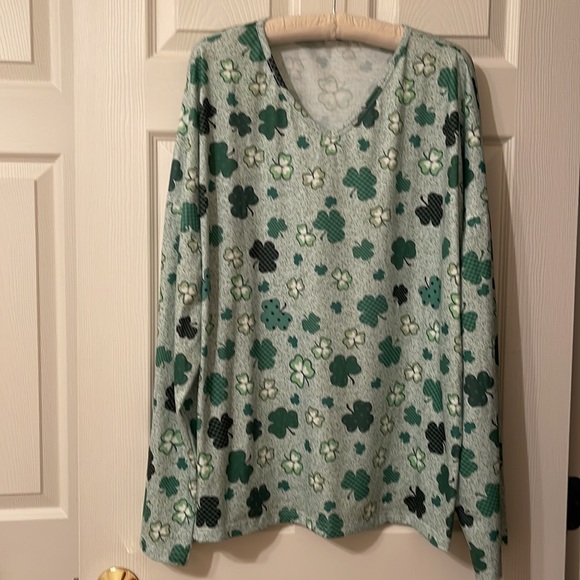 Women’s Size Large Shamrock St Patrick’s Shirt - Picture 1 of 15
